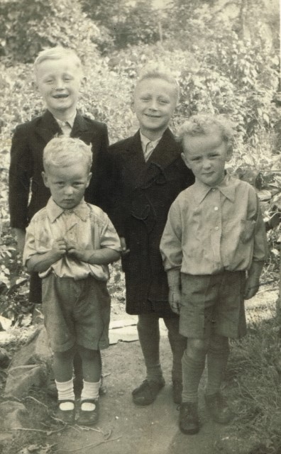 Robert Anthony Christopher and Brian Adams 5B Stan and Edies Offspring5D 002
