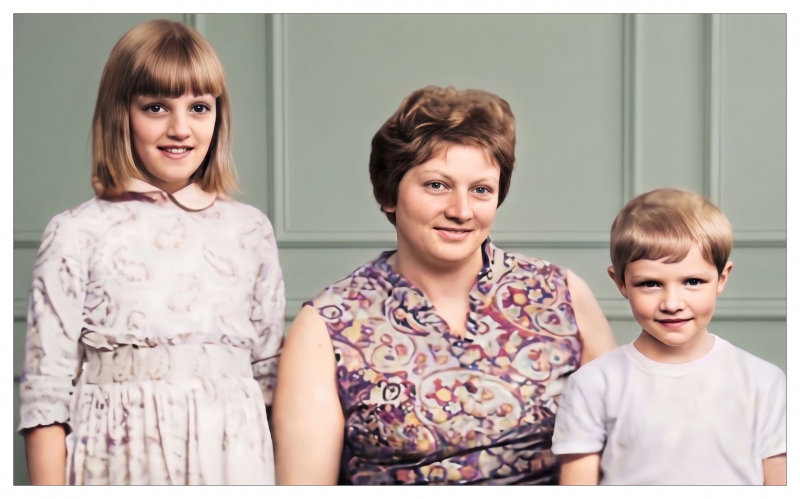 Betty Bloomer and her children Caryn Nicholls and one other 2
