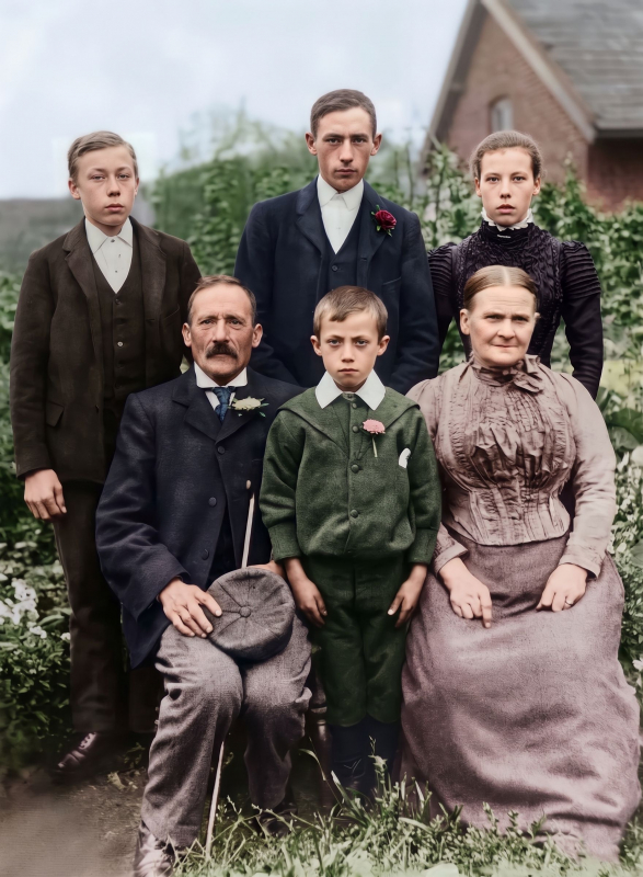 Cashmore family - Back row - Isaac Edward - Frank Percy and Laura Jane Cashmore - Front row - Isaac Cashmore - Lewis Thompson and -Hannah Cashmore
