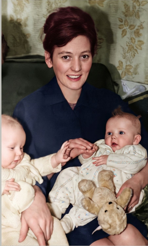 Mom with Susan on Left and Lynne on Right
